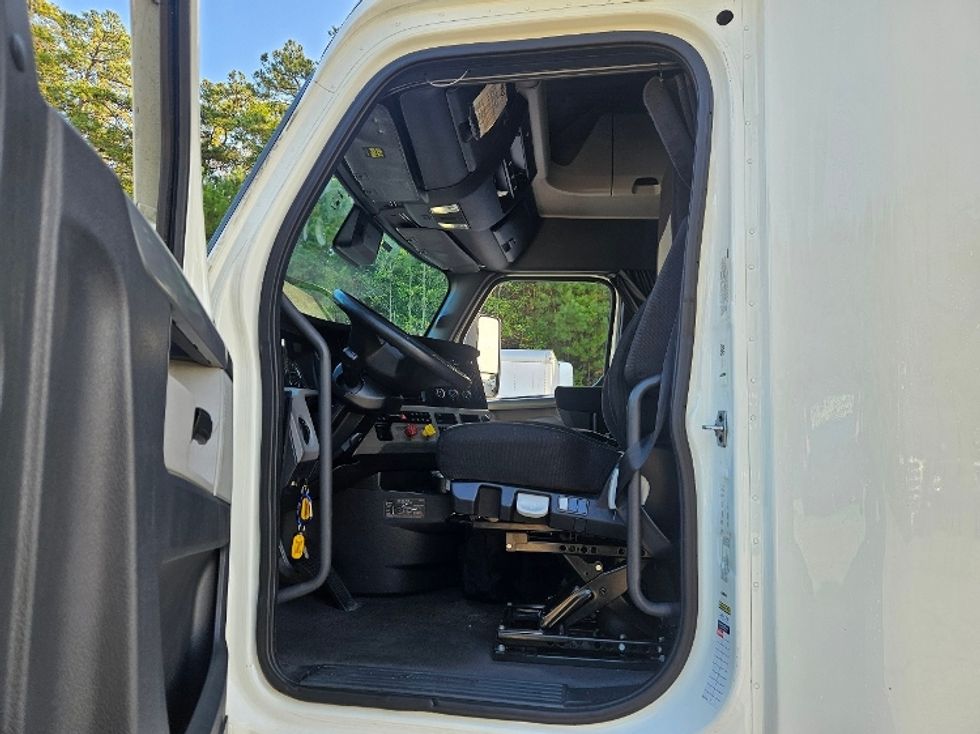 Sleeper Tractor-Heavy Duty Tractors-Freightliner-2022-T12664ST-Jacksonville-FL-480,823\n\t\tmiles-$ 71,000 - Image 9