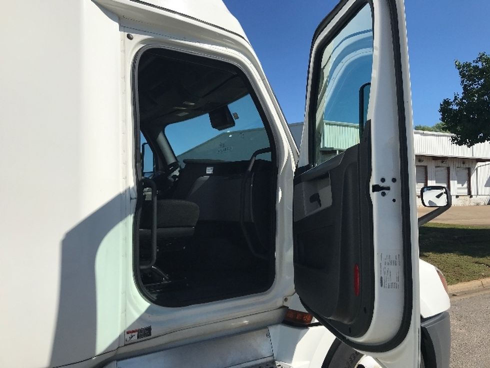 Sleeper Tractor-Heavy Duty Tractors-Freightliner-2022-T12664ST-Jacksonville-FL-639,527\n\t\tmiles-$ 62,000 - Image 13