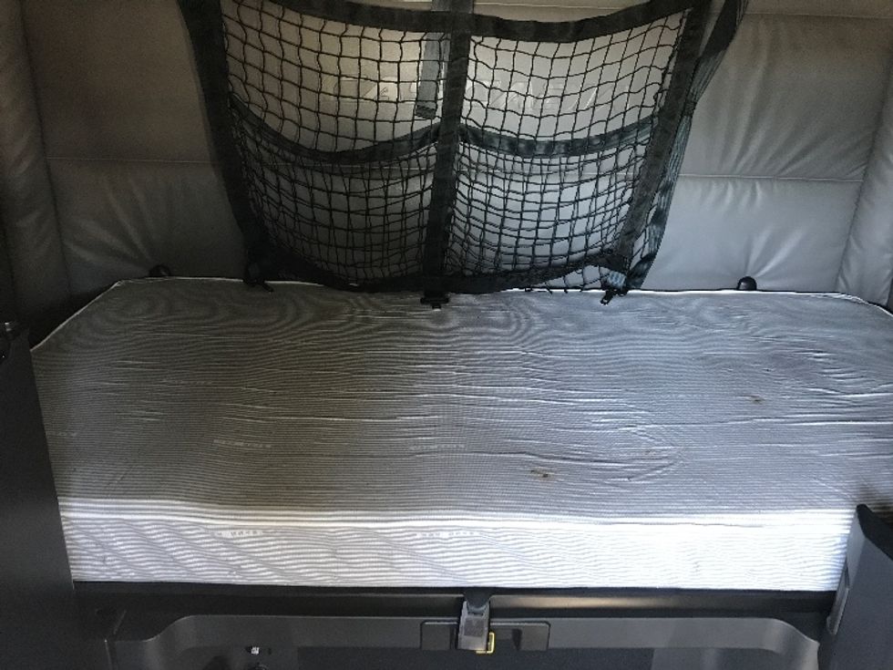 Sleeper Tractor-Heavy Duty Tractors-Freightliner-2022-T12664ST-Jacksonville-FL-639,527\n\t\tmiles-$ 62,000 - Image 17