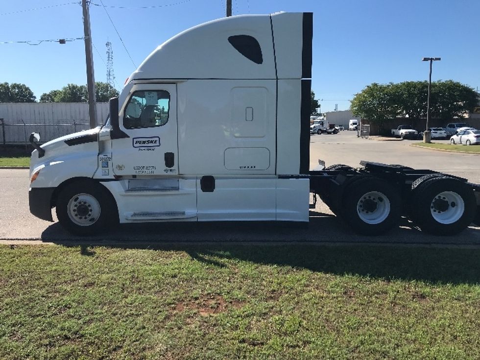 Sleeper Tractor-Heavy Duty Tractors-Freightliner-2022-T12664ST-Jacksonville-FL-639,527\n\t\tmiles-$ 62,000 - Image 4