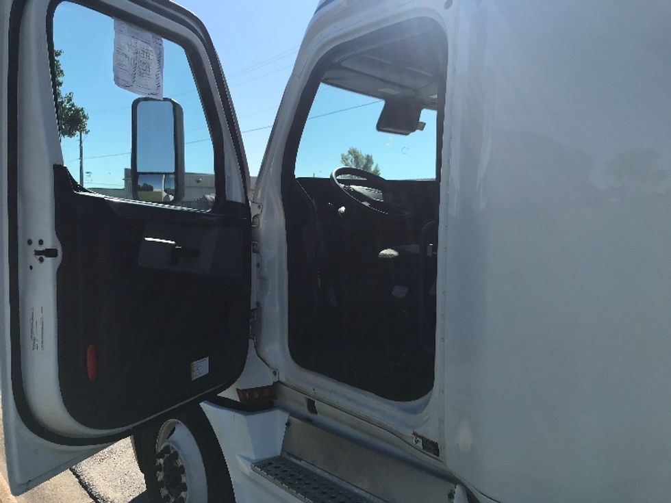 Sleeper Tractor-Heavy Duty Tractors-Freightliner-2022-T12664ST-Jacksonville-FL-639,527\n\t\tmiles-$ 62,000 - Image 9