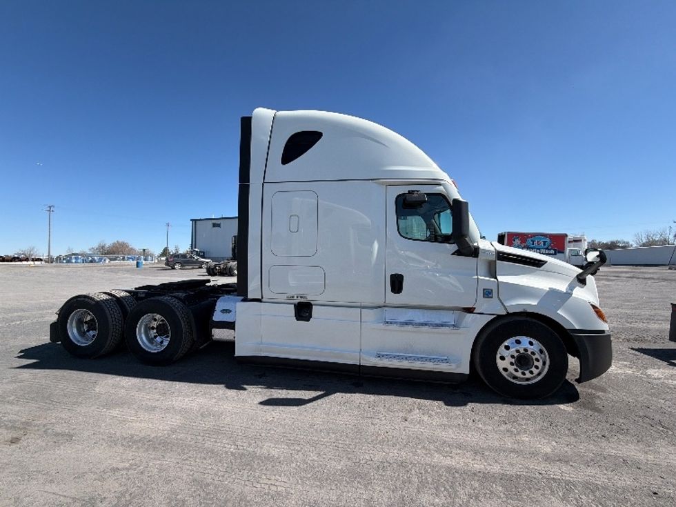 Sleeper Tractor-Heavy Duty Tractors-Freightliner-2022-T12664ST-Jerome-ID-614,374\n\t\tmiles-$ 62,250 - Image 1