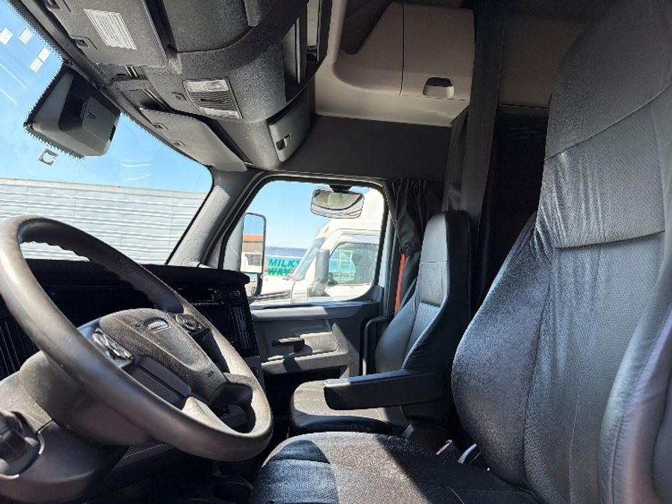 Sleeper Tractor-Heavy Duty Tractors-Freightliner-2022-T12664ST-Jerome-ID-614,374\n\t\tmiles-$ 62,250 - Image 10