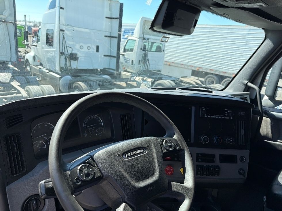 Sleeper Tractor-Heavy Duty Tractors-Freightliner-2022-T12664ST-Jerome-ID-614,374\n\t\tmiles-$ 62,250 - Image 11