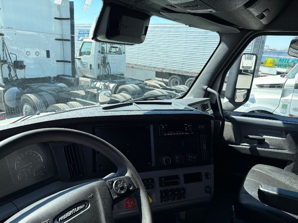 Sleeper Tractor-Heavy Duty Tractors-Freightliner-2022-T12664ST-Jerome-ID-614,374\n\t\tmiles-$ 62,250 - Image 12