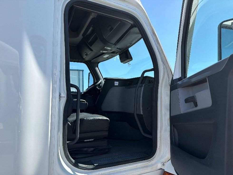 Sleeper Tractor-Heavy Duty Tractors-Freightliner-2022-T12664ST-Jerome-ID-614,374\n\t\tmiles-$ 62,250 - Image 13