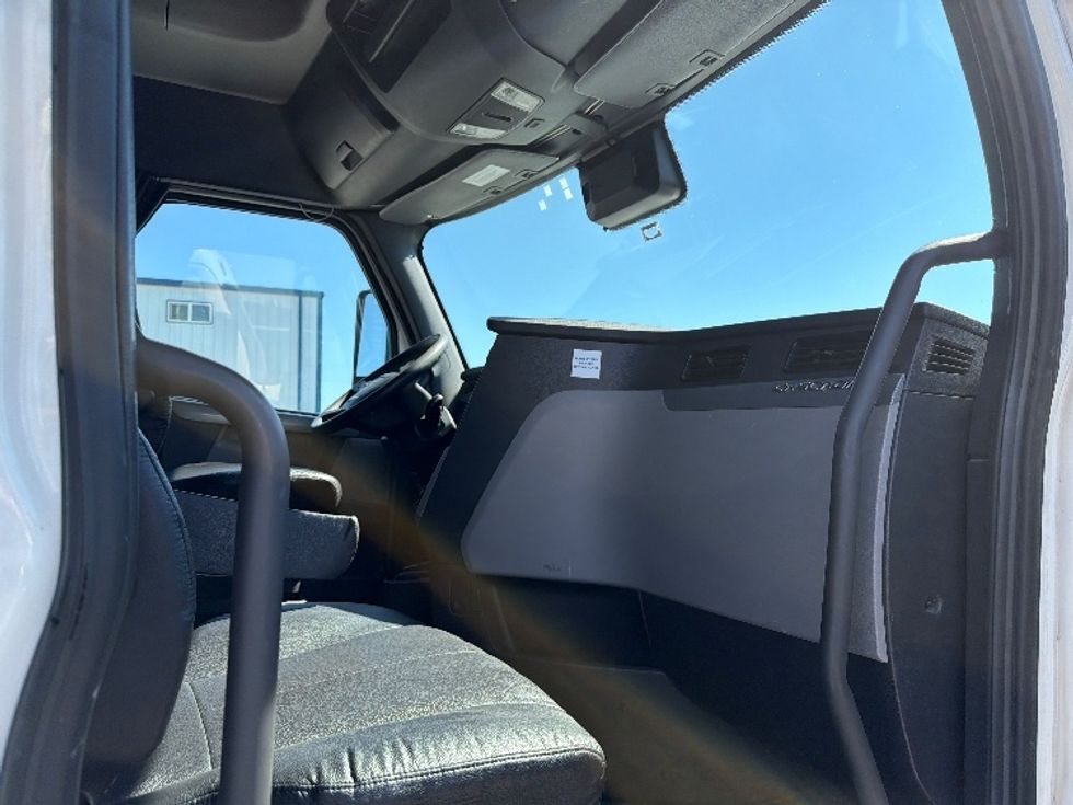 Sleeper Tractor-Heavy Duty Tractors-Freightliner-2022-T12664ST-Jerome-ID-614,374\n\t\tmiles-$ 62,250 - Image 14