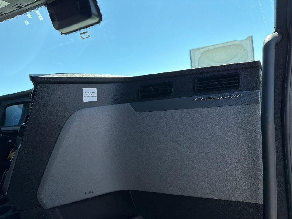 Sleeper Tractor-Heavy Duty Tractors-Freightliner-2022-T12664ST-Jerome-ID-614,374\n\t\tmiles-$ 62,250 - Image 15