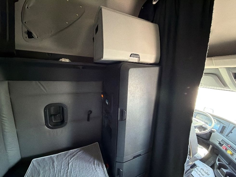 Sleeper Tractor-Heavy Duty Tractors-Freightliner-2022-T12664ST-Jerome-ID-614,374\n\t\tmiles-$ 62,250 - Image 17