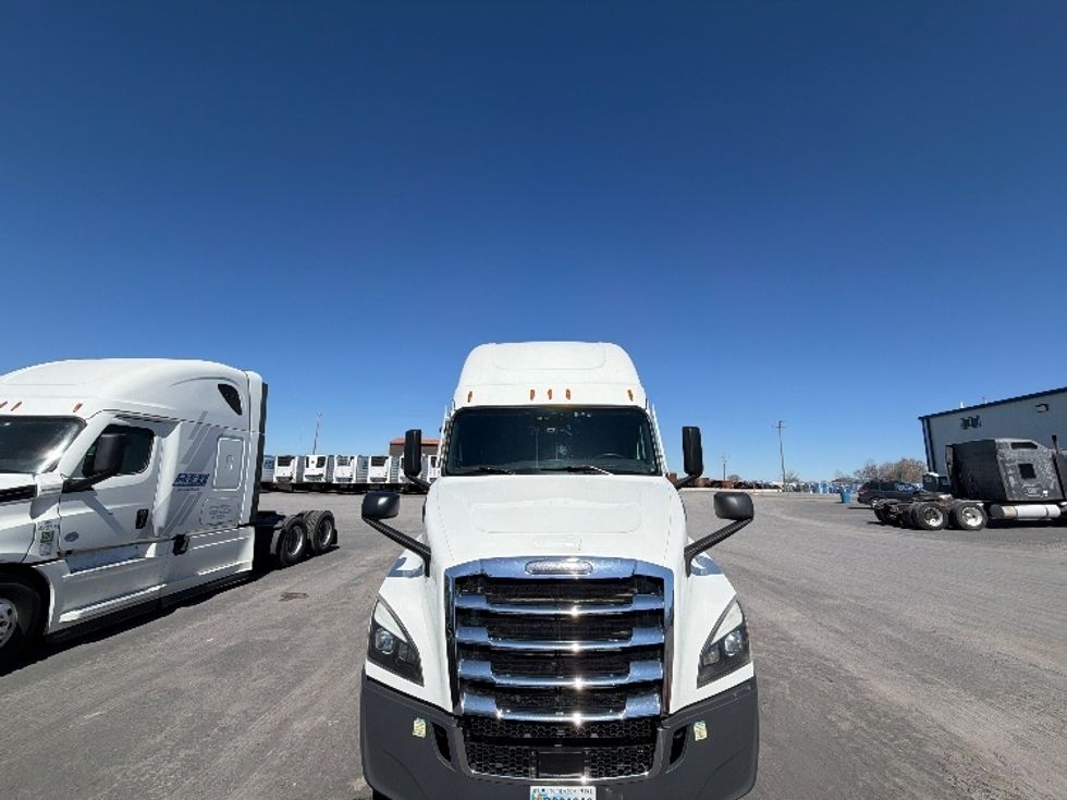 Sleeper Tractor-Heavy Duty Tractors-Freightliner-2022-T12664ST-Jerome-ID-614,374\n\t\tmiles-$ 62,250 - Image 2