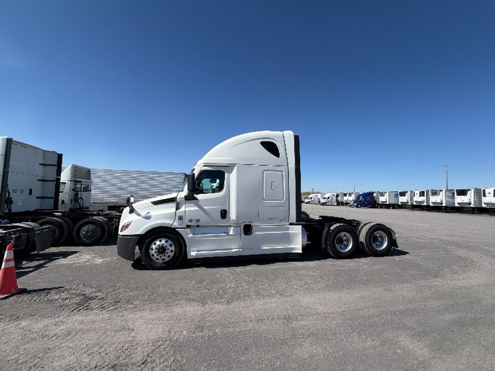 Sleeper Tractor-Heavy Duty Tractors-Freightliner-2022-T12664ST-Jerome-ID-614,374\n\t\tmiles-$ 62,250 - Image 4