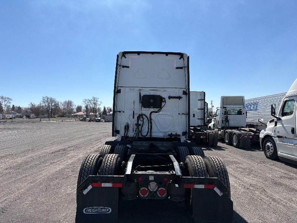 Sleeper Tractor-Heavy Duty Tractors-Freightliner-2022-T12664ST-Jerome-ID-614,374\n\t\tmiles-$ 62,250 - Image 6