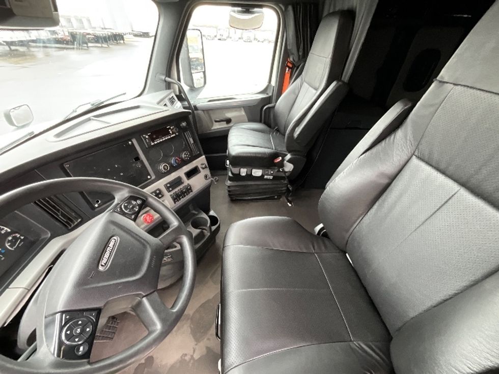Sleeper Tractor-Heavy Duty Tractors-Freightliner-2022-T12664ST-Jerome-ID-681,402\n\t\tmiles-$ 55,750 - Image 10