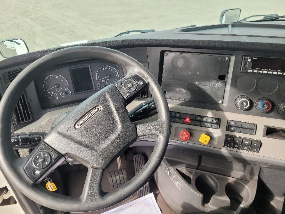 Sleeper Tractor-Heavy Duty Tractors-Freightliner-2022-T12664ST-Jerome-ID-681,402\n\t\tmiles-$ 55,750 - Image 11