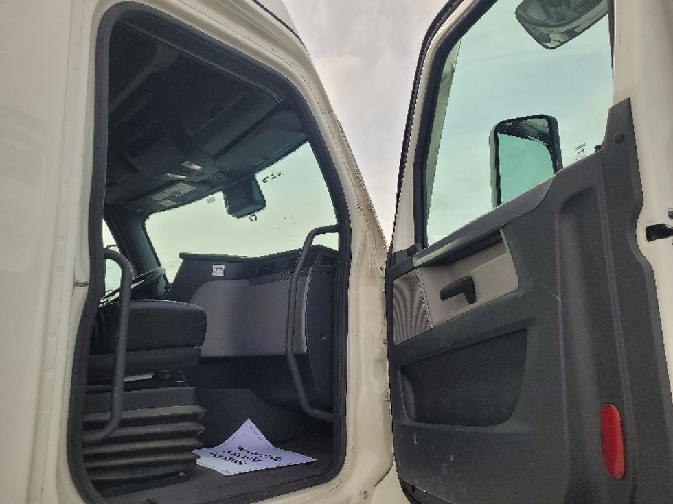 Sleeper Tractor-Heavy Duty Tractors-Freightliner-2022-T12664ST-Jerome-ID-681,402\n\t\tmiles-$ 55,750 - Image 13