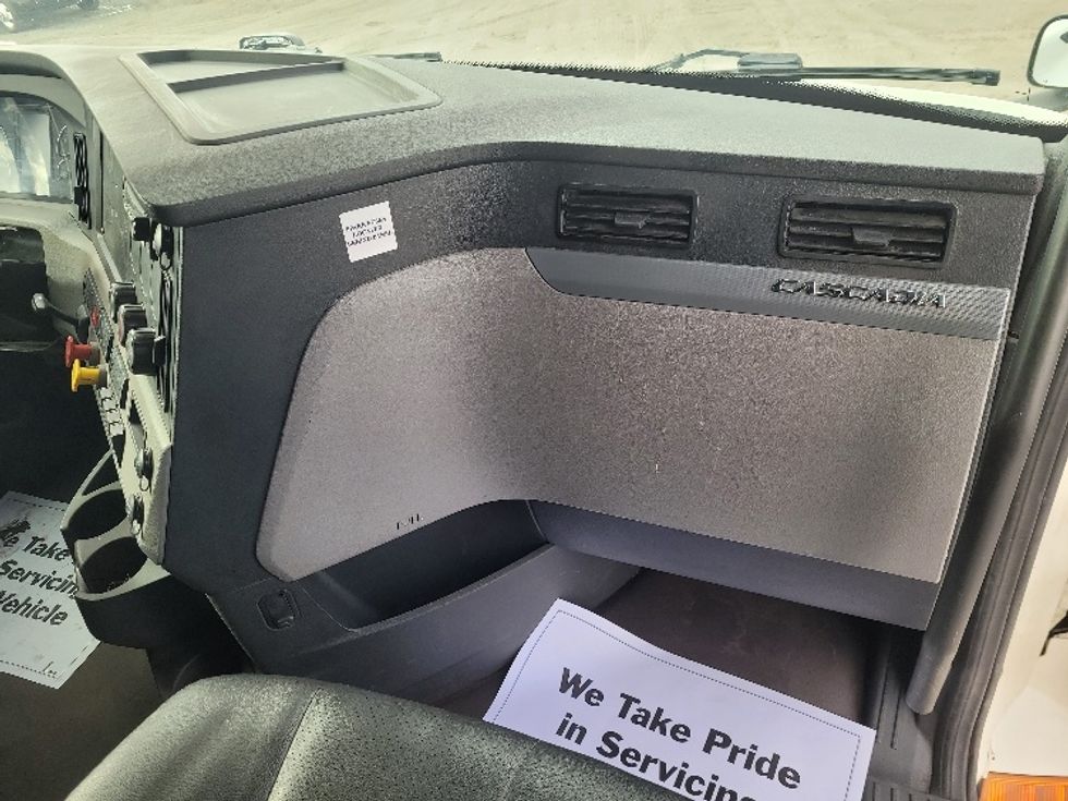 Sleeper Tractor-Heavy Duty Tractors-Freightliner-2022-T12664ST-Jerome-ID-681,402\n\t\tmiles-$ 55,750 - Image 14