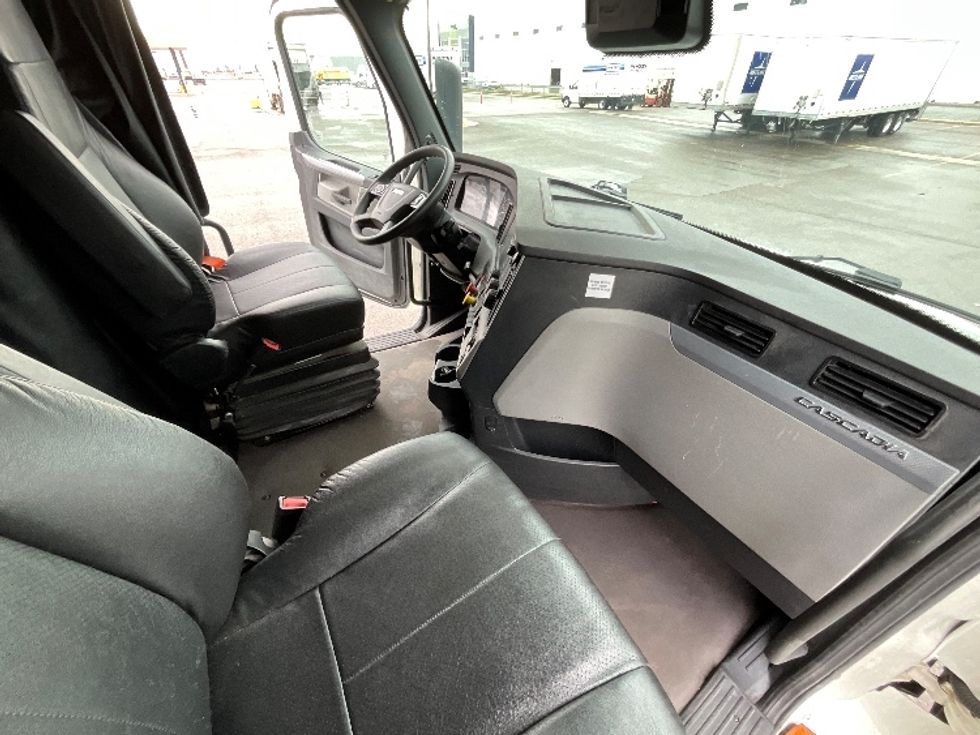 Sleeper Tractor-Heavy Duty Tractors-Freightliner-2022-T12664ST-Jerome-ID-681,402\n\t\tmiles-$ 55,750 - Image 15