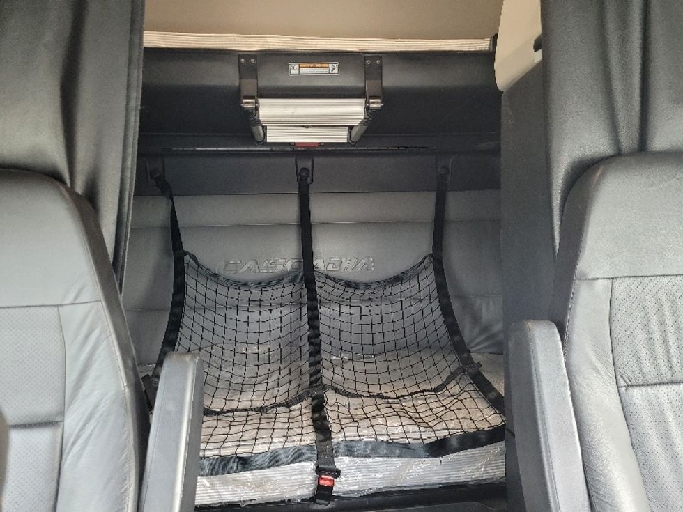 Sleeper Tractor-Heavy Duty Tractors-Freightliner-2022-T12664ST-Jerome-ID-681,402\n\t\tmiles-$ 55,750 - Image 16