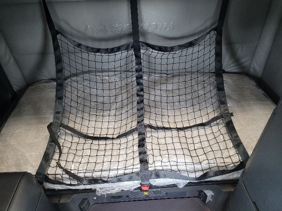 Sleeper Tractor-Heavy Duty Tractors-Freightliner-2022-T12664ST-Jerome-ID-681,402\n\t\tmiles-$ 55,750 - Image 17