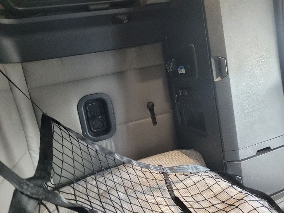 Sleeper Tractor-Heavy Duty Tractors-Freightliner-2022-T12664ST-Jerome-ID-681,402\n\t\tmiles-$ 55,750 - Image 18