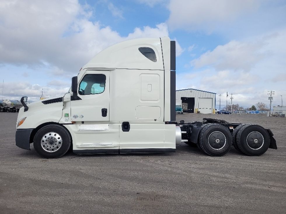 Sleeper Tractor-Heavy Duty Tractors-Freightliner-2022-T12664ST-Jerome-ID-681,402\n\t\tmiles-$ 55,750 - Image 4