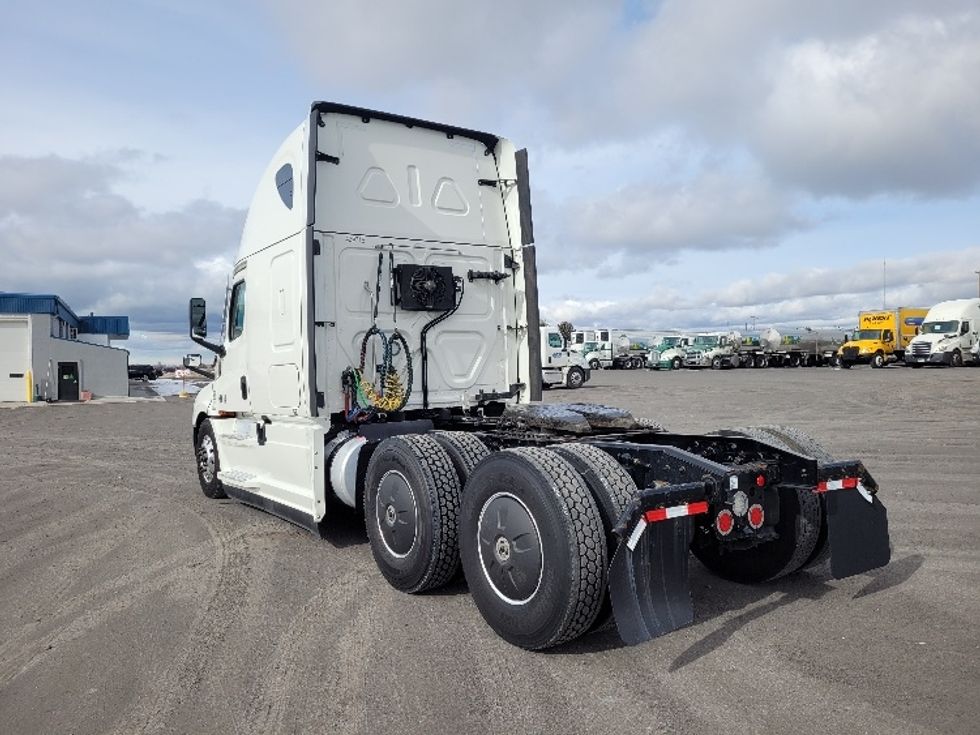 Sleeper Tractor-Heavy Duty Tractors-Freightliner-2022-T12664ST-Jerome-ID-681,402\n\t\tmiles-$ 55,750 - Image 5