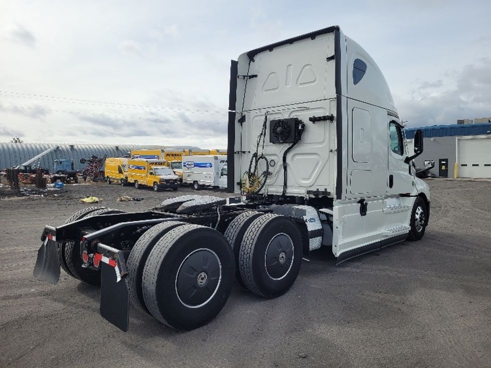 Sleeper Tractor-Heavy Duty Tractors-Freightliner-2022-T12664ST-Jerome-ID-681,402\n\t\tmiles-$ 55,750 - Image 7