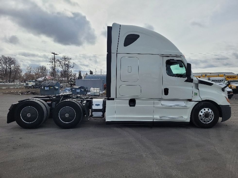 Sleeper Tractor-Heavy Duty Tractors-Freightliner-2022-T12664ST-Jerome-ID-681,402\n\t\tmiles-$ 55,750 - Image 8