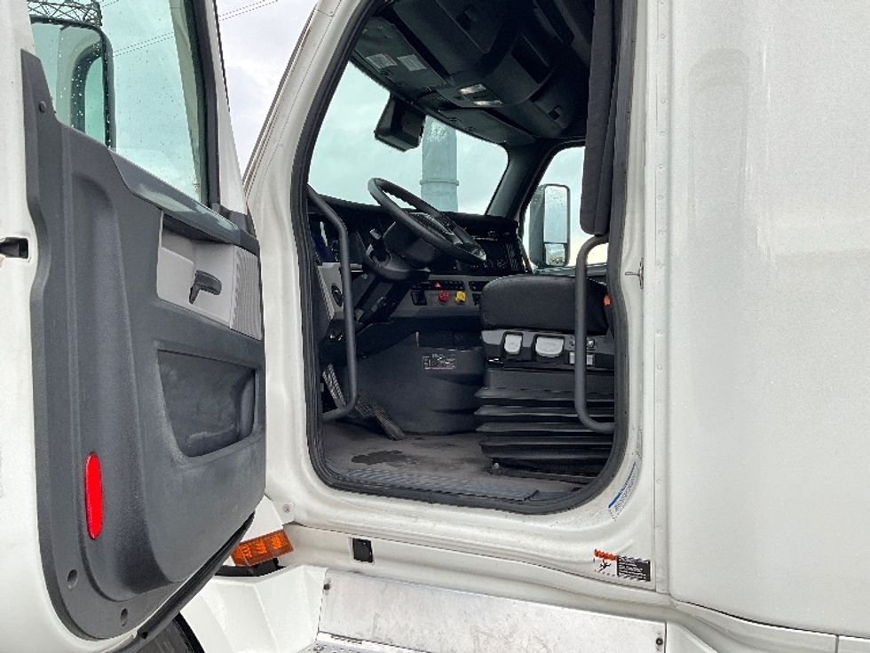 Sleeper Tractor-Heavy Duty Tractors-Freightliner-2022-T12664ST-Jerome-ID-681,402\n\t\tmiles-$ 55,750 - Image 9