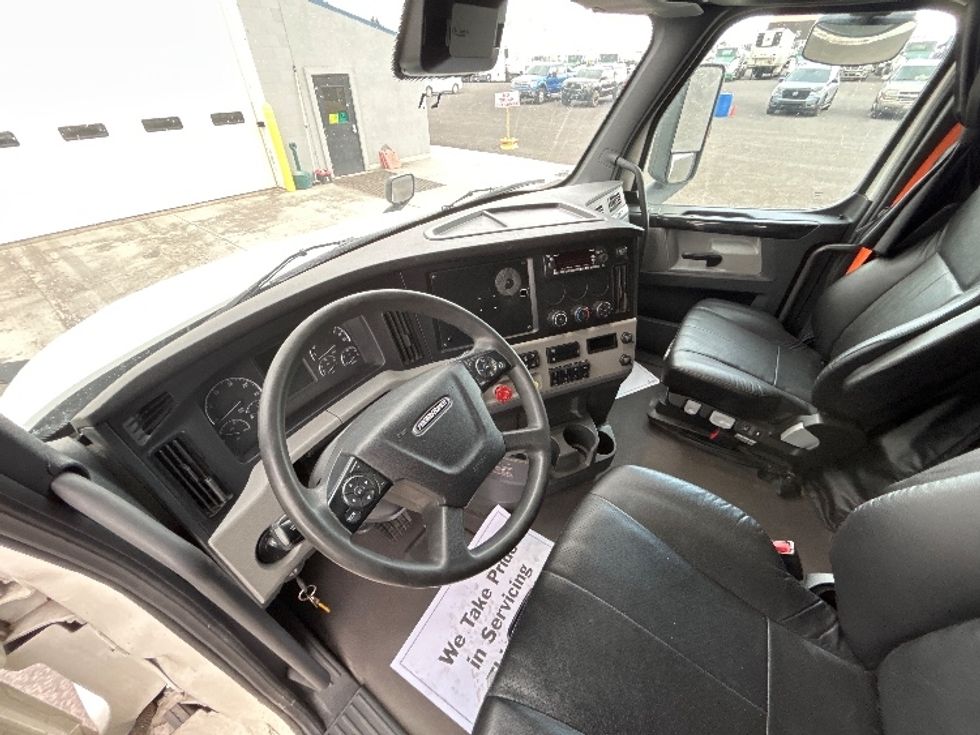 Sleeper Tractor-Heavy Duty Tractors-Freightliner-2022-T12664ST-Jerome-ID-690,484\n\t\tmiles-$ 54,750 - Image 10