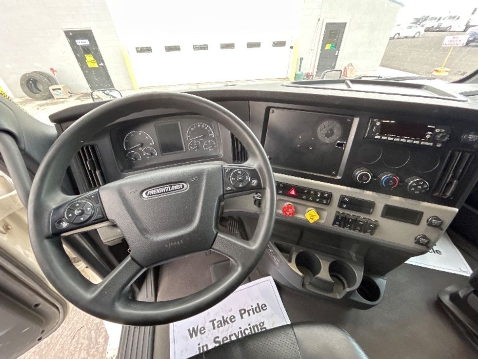 Sleeper Tractor-Heavy Duty Tractors-Freightliner-2022-T12664ST-Jerome-ID-690,484\n\t\tmiles-$ 54,750 - Image 11