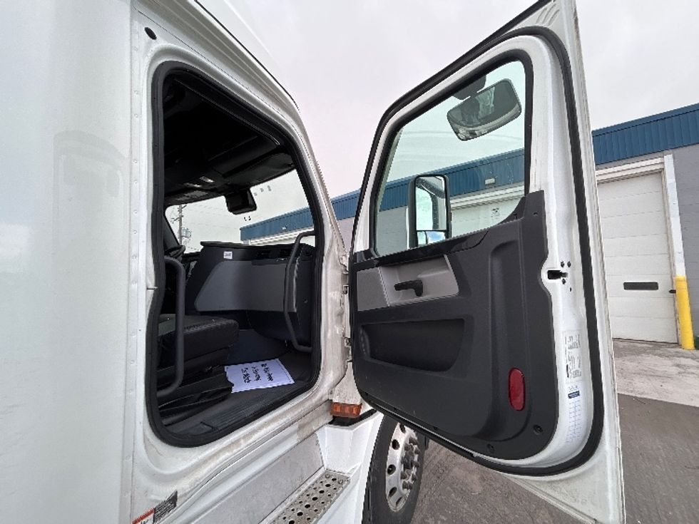 Sleeper Tractor-Heavy Duty Tractors-Freightliner-2022-T12664ST-Jerome-ID-690,484\n\t\tmiles-$ 54,750 - Image 13