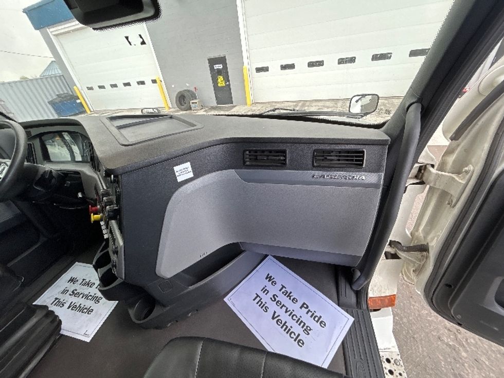 Sleeper Tractor-Heavy Duty Tractors-Freightliner-2022-T12664ST-Jerome-ID-690,484\n\t\tmiles-$ 54,750 - Image 14