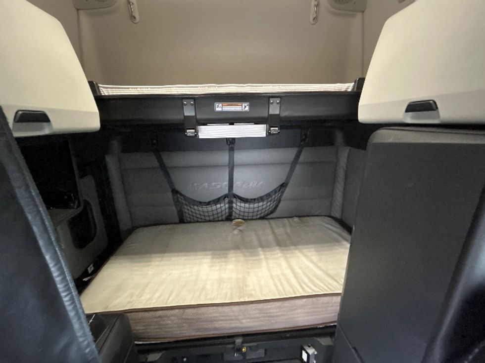 Sleeper Tractor-Heavy Duty Tractors-Freightliner-2022-T12664ST-Jerome-ID-690,484\n\t\tmiles-$ 54,750 - Image 16