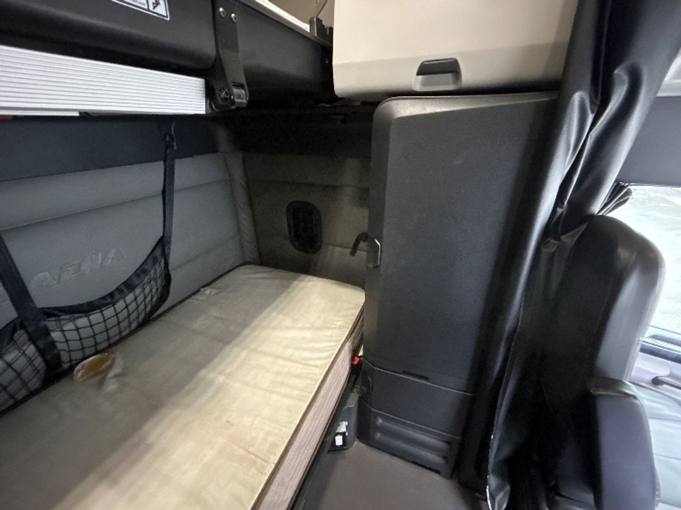 Sleeper Tractor-Heavy Duty Tractors-Freightliner-2022-T12664ST-Jerome-ID-690,484\n\t\tmiles-$ 54,750 - Image 18