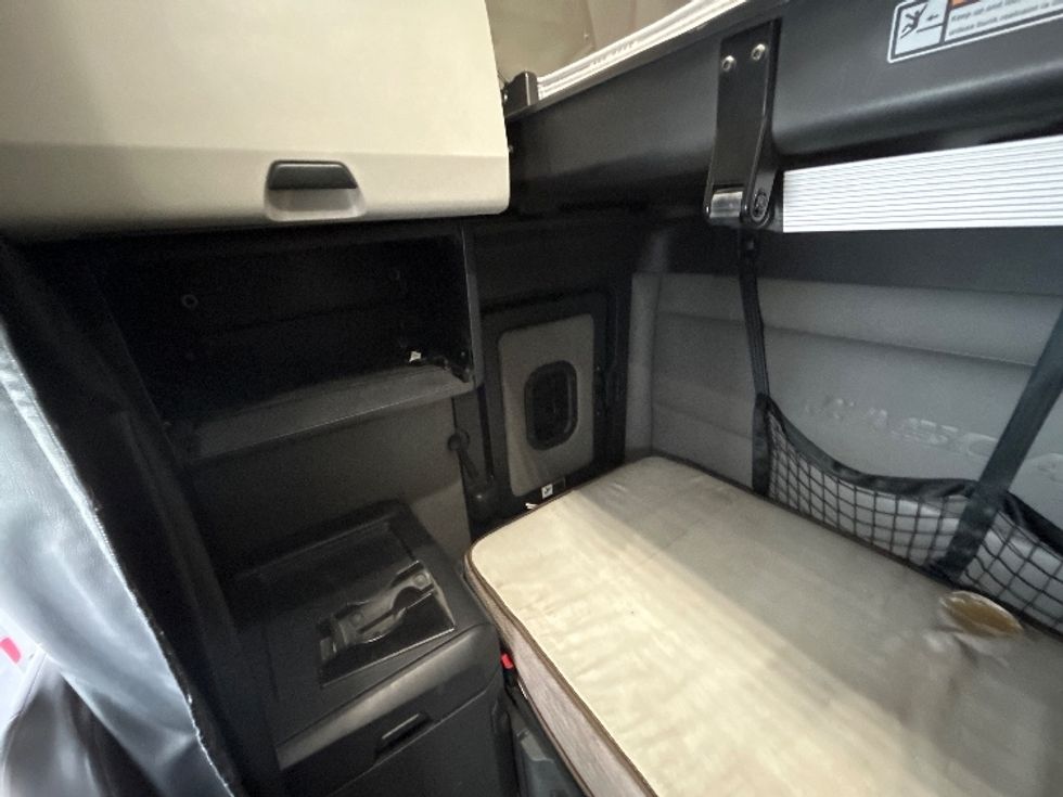 Sleeper Tractor-Heavy Duty Tractors-Freightliner-2022-T12664ST-Jerome-ID-690,484\n\t\tmiles-$ 54,750 - Image 19