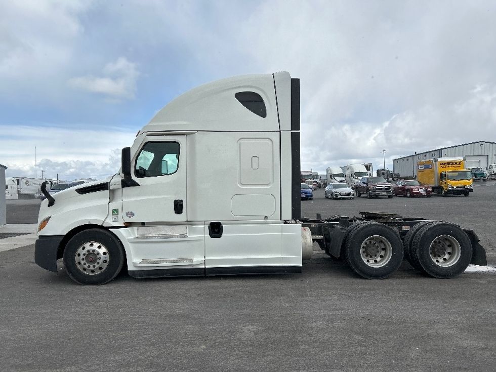 Sleeper Tractor-Heavy Duty Tractors-Freightliner-2022-T12664ST-Jerome-ID-690,484\n\t\tmiles-$ 54,750 - Image 4