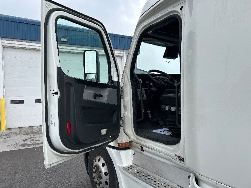 Sleeper Tractor-Heavy Duty Tractors-Freightliner-2022-T12664ST-Jerome-ID-690,484\n\t\tmiles-$ 54,750 - Image 9