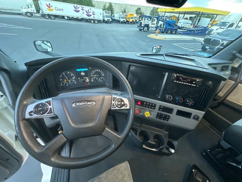 Sleeper Tractor-Heavy Duty Tractors-Freightliner-2022-T12664ST-Jessup-MD-317,129\n\t\tmiles-$ 86,000 - Image 10