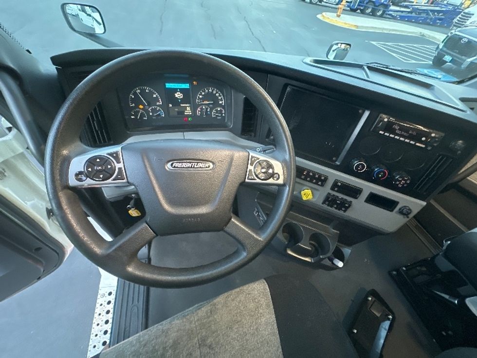 Sleeper Tractor-Heavy Duty Tractors-Freightliner-2022-T12664ST-Jessup-MD-317,129\n\t\tmiles-$ 86,000 - Image 11