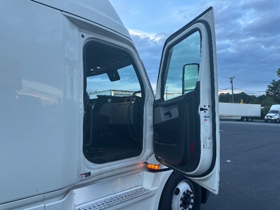 Sleeper Tractor-Heavy Duty Tractors-Freightliner-2022-T12664ST-Jessup-MD-317,129\n\t\tmiles-$ 86,000 - Image 13