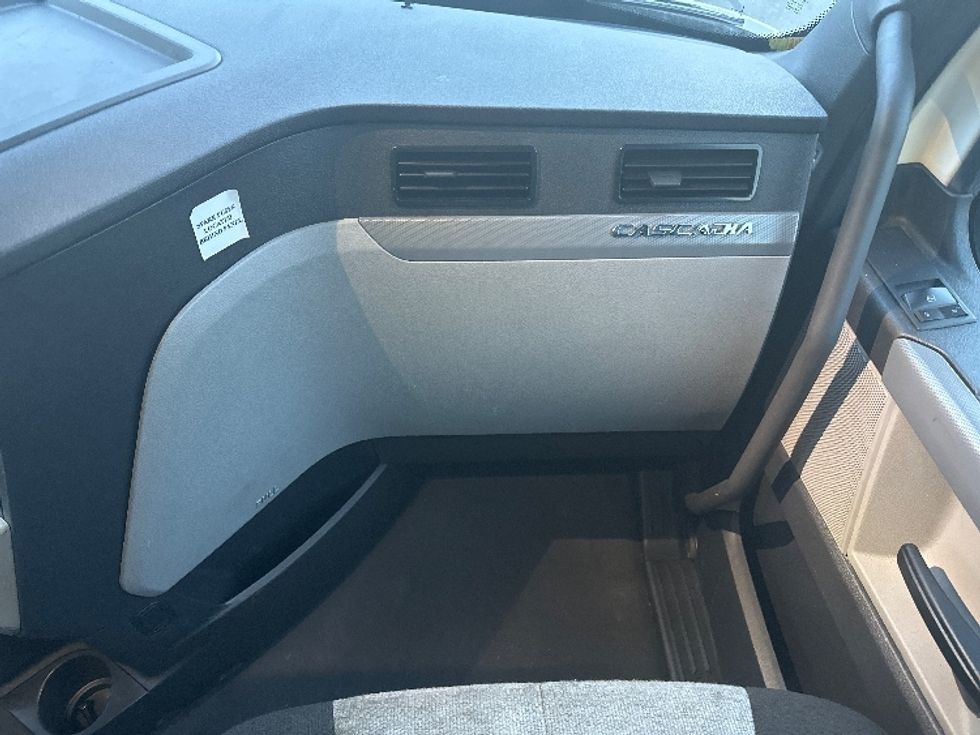 Sleeper Tractor-Heavy Duty Tractors-Freightliner-2022-T12664ST-Jessup-MD-317,129\n\t\tmiles-$ 86,000 - Image 14