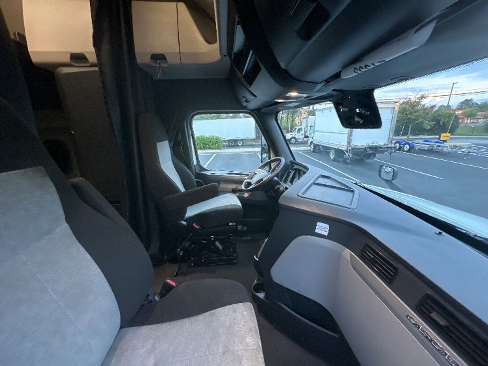 Sleeper Tractor-Heavy Duty Tractors-Freightliner-2022-T12664ST-Jessup-MD-317,129\n\t\tmiles-$ 86,000 - Image 15