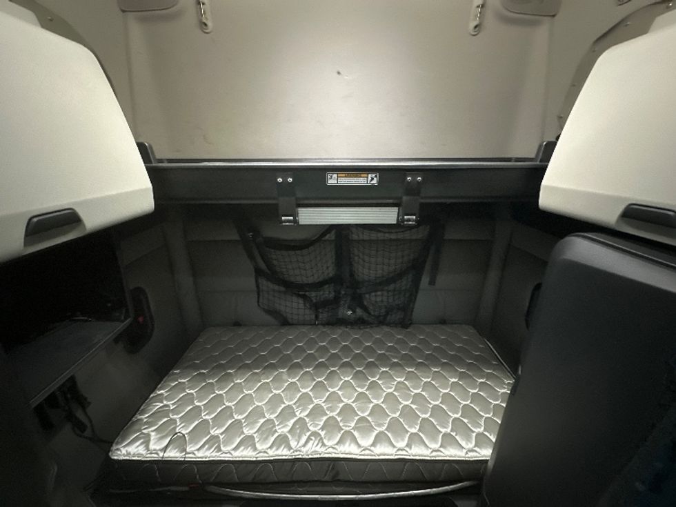 Sleeper Tractor-Heavy Duty Tractors-Freightliner-2022-T12664ST-Jessup-MD-317,129\n\t\tmiles-$ 86,000 - Image 16