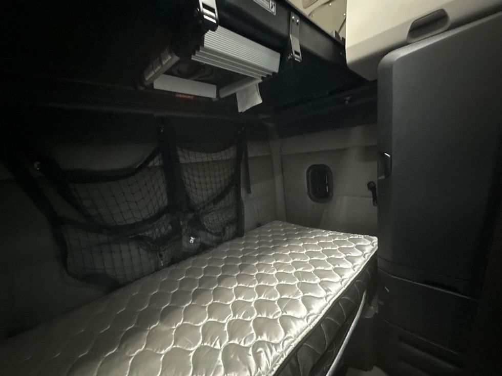 Sleeper Tractor-Heavy Duty Tractors-Freightliner-2022-T12664ST-Jessup-MD-317,129\n\t\tmiles-$ 86,000 - Image 17