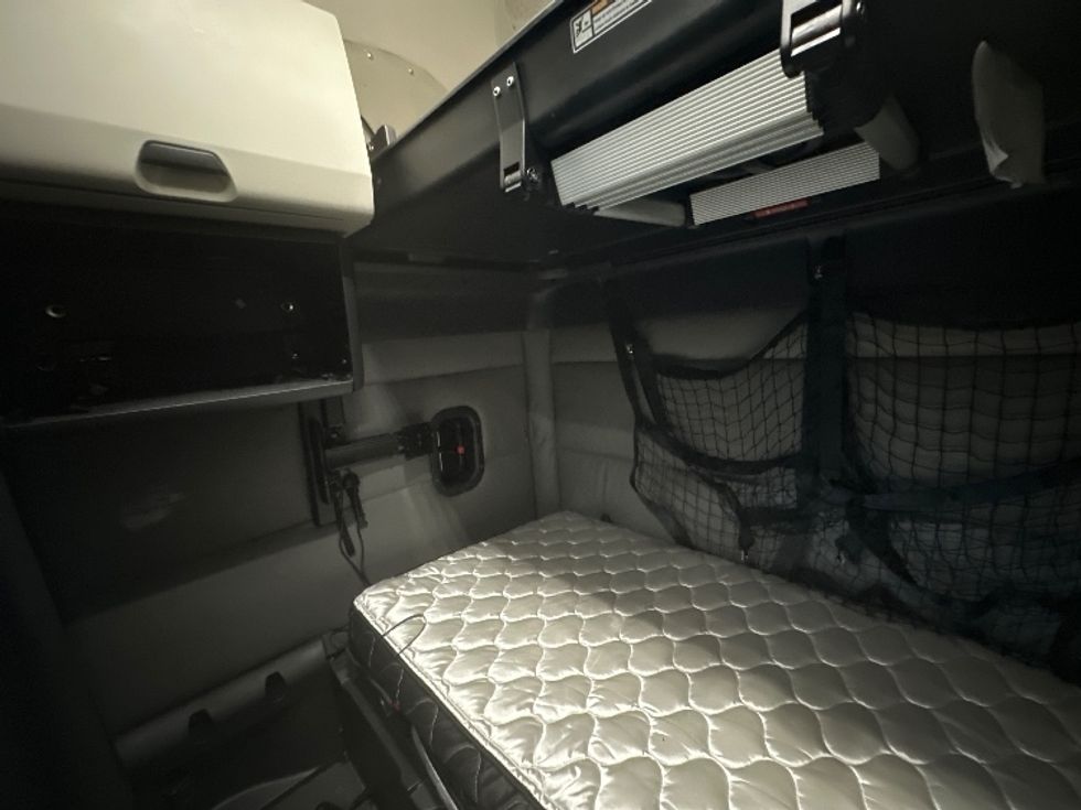 Sleeper Tractor-Heavy Duty Tractors-Freightliner-2022-T12664ST-Jessup-MD-317,129\n\t\tmiles-$ 86,000 - Image 18