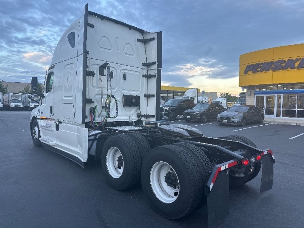 Sleeper Tractor-Heavy Duty Tractors-Freightliner-2022-T12664ST-Jessup-MD-317,129\n\t\tmiles-$ 86,000 - Image 5