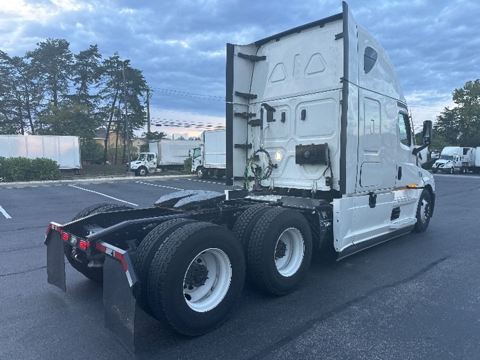 Sleeper Tractor-Heavy Duty Tractors-Freightliner-2022-T12664ST-Jessup-MD-317,129\n\t\tmiles-$ 86,000 - Image 7