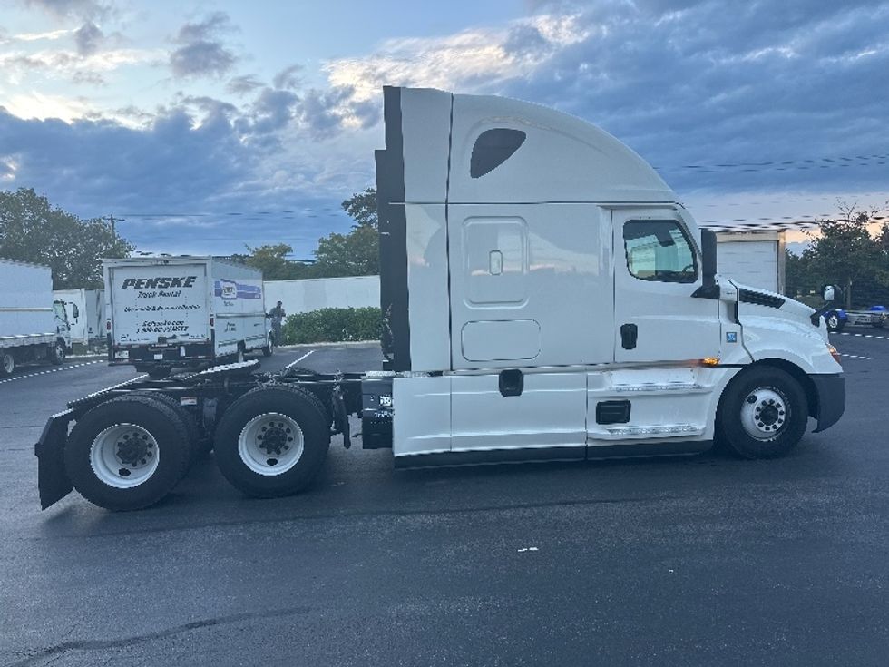 Sleeper Tractor-Heavy Duty Tractors-Freightliner-2022-T12664ST-Jessup-MD-317,129\n\t\tmiles-$ 86,000 - Image 8
