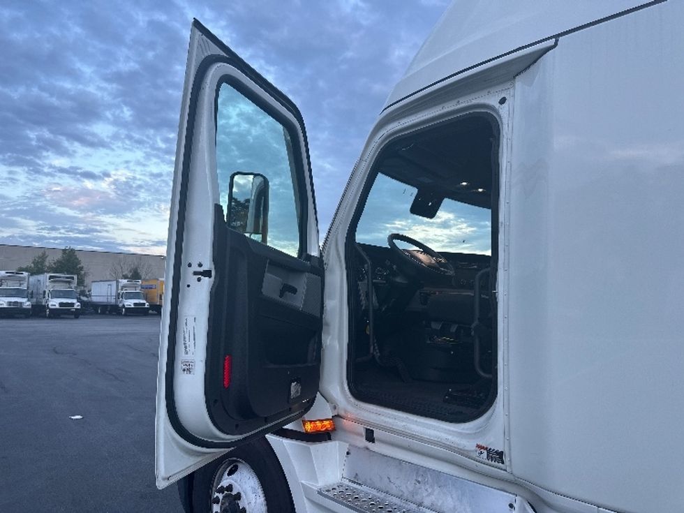 Sleeper Tractor-Heavy Duty Tractors-Freightliner-2022-T12664ST-Jessup-MD-317,129\n\t\tmiles-$ 86,000 - Image 9